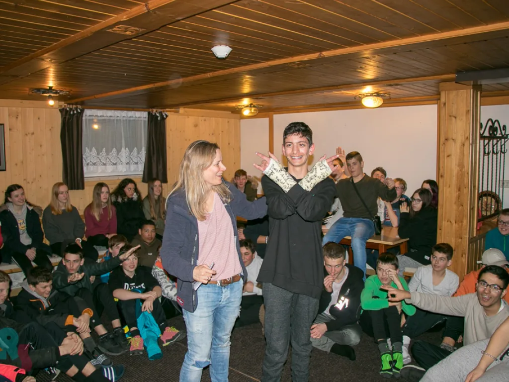 Preisübergabe im Aufenthaltsraum vor der Gruppe.